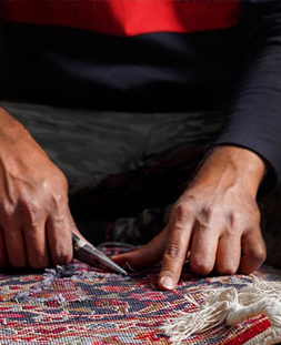 رفو گری قالی در قالیشویی مطهری